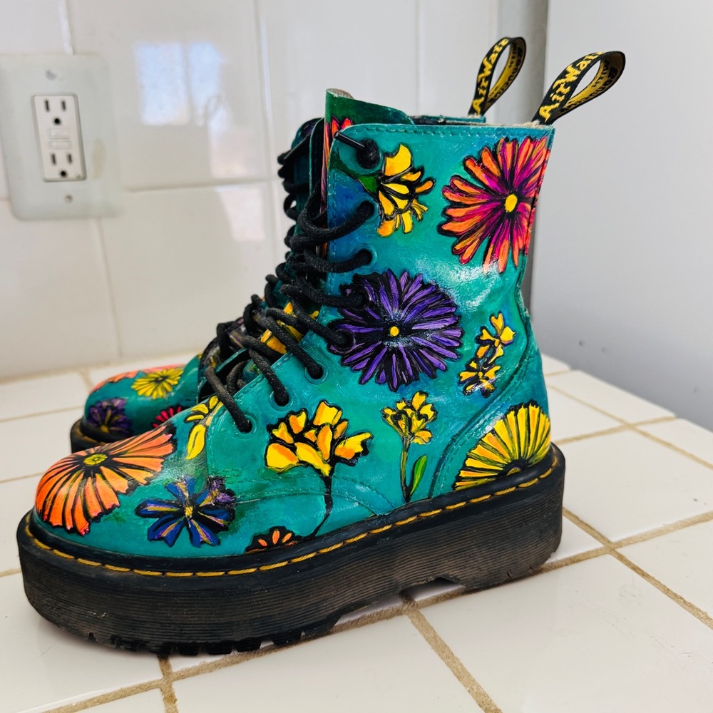 Hand painted Dr Martens Jadon platform
Floral Retro Boots UK 4 37 US 6 L